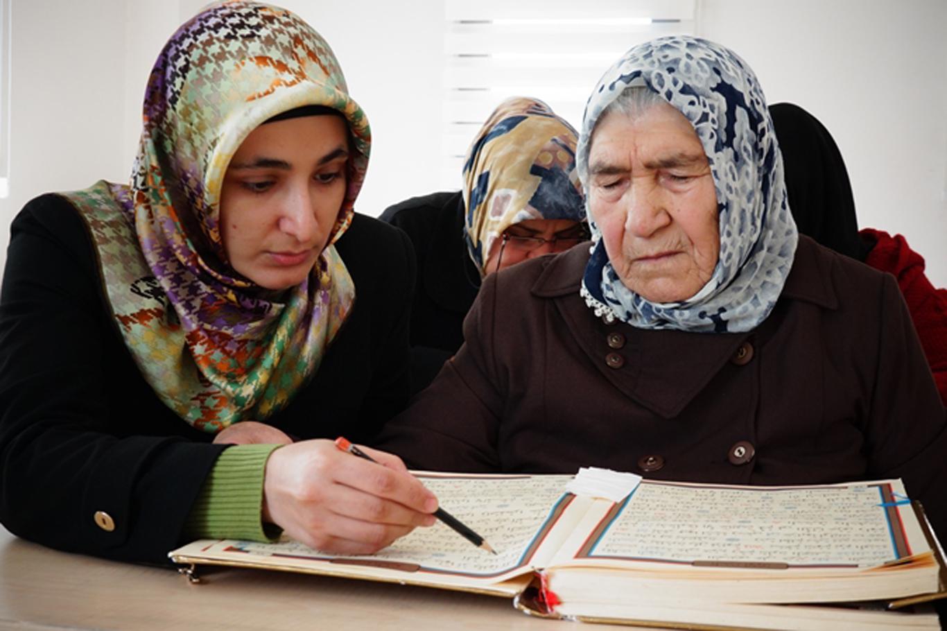 74 yaşındaki yaşlı teyzenin Kur'an okuma sevinci 74 yaşındaki yaşlı teyzenin Kur'an okuma sevinci